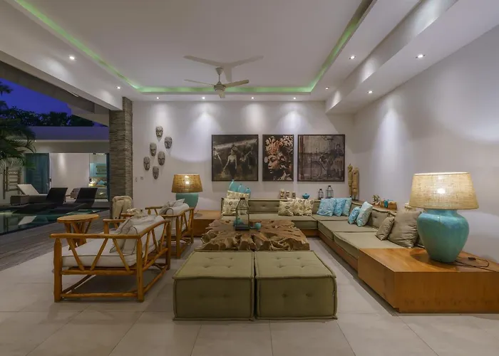 Villa Cuatro : Amazing 3br In - Perfect Location Seminyak