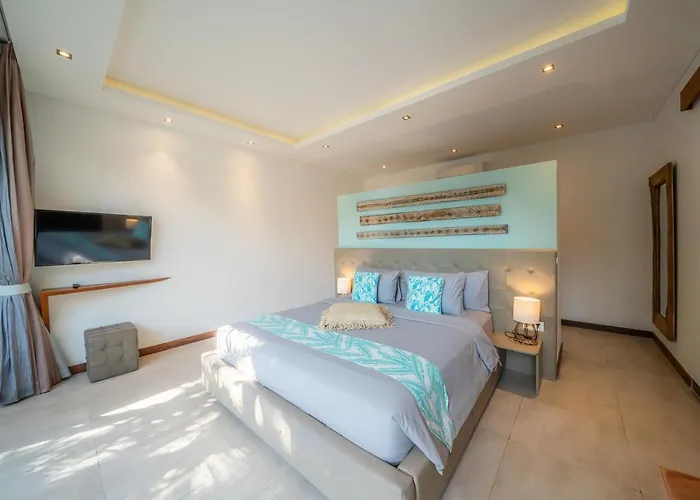 Villa Cuatro : Amazing 3br In - Perfect Location Seminyak